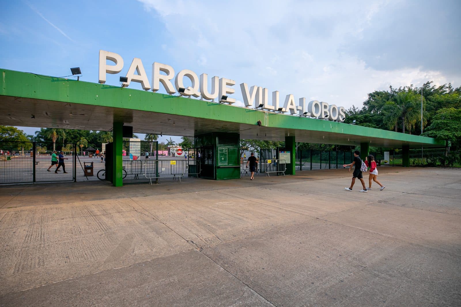 Entrada do Parque Villa-Lobos com letreiro