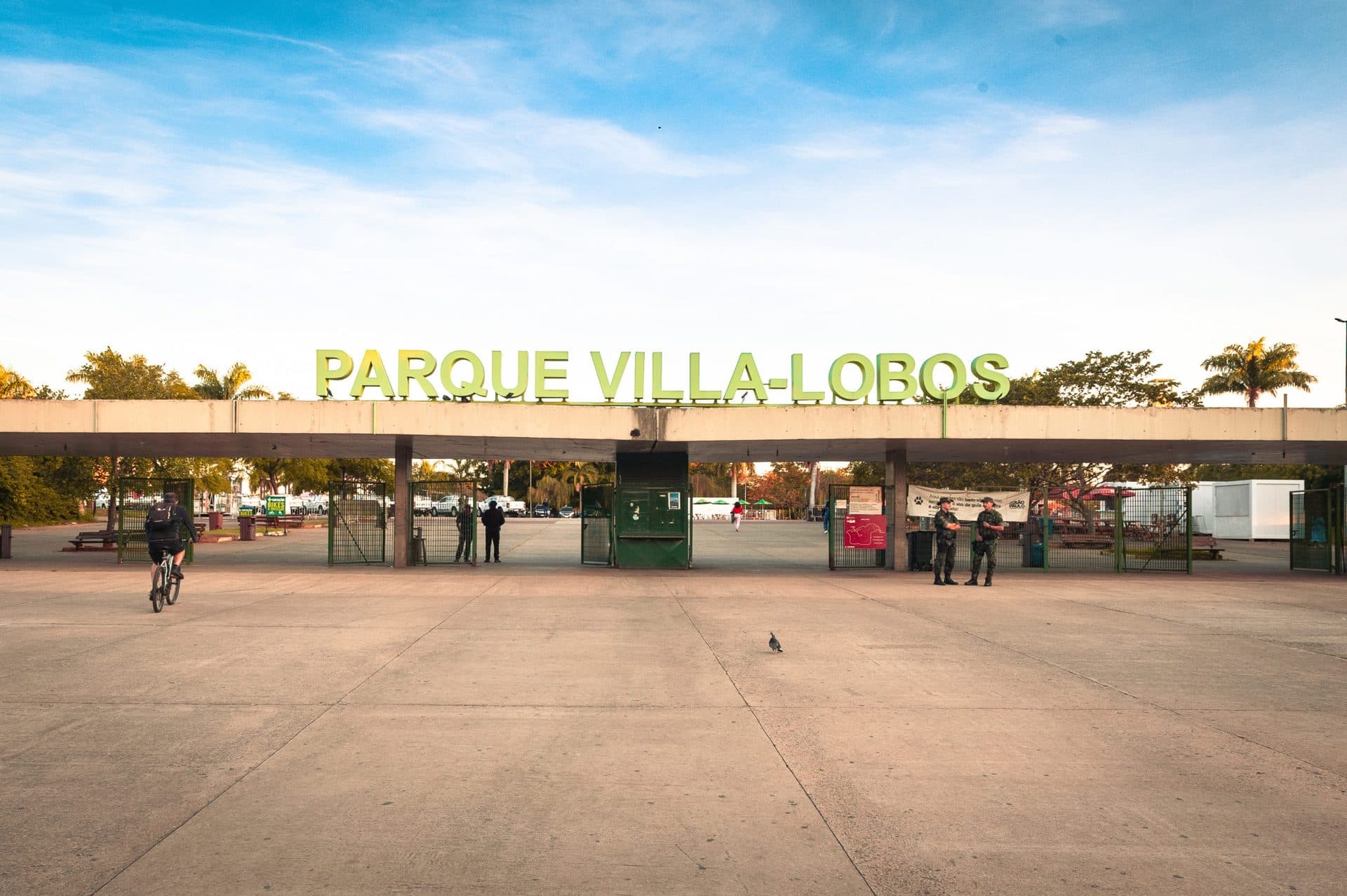 Entrada do Parque Villa-Lobos ao entardecer